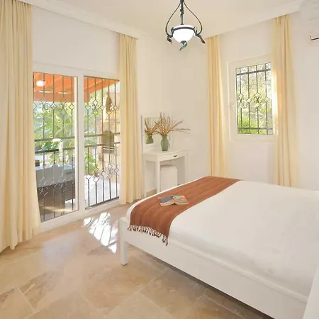 Villa Sleeps 8 Air Con Wifi *