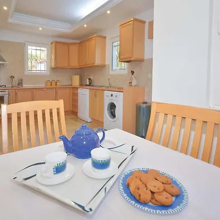 Villa Sleeps 8 Air Con Wifi Bitez